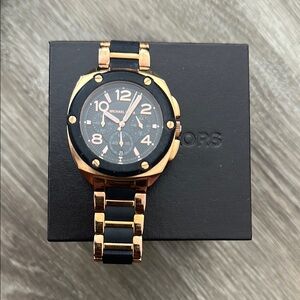 Michael Kors Elegant Black and Gold Timepiece